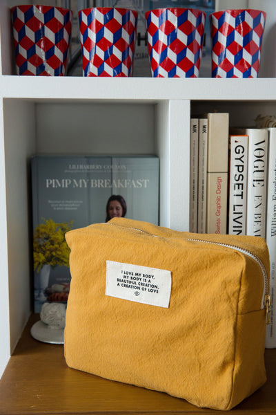 La pochette en collaboration avec Lili Barbery - Coton recyclé jaune ambré